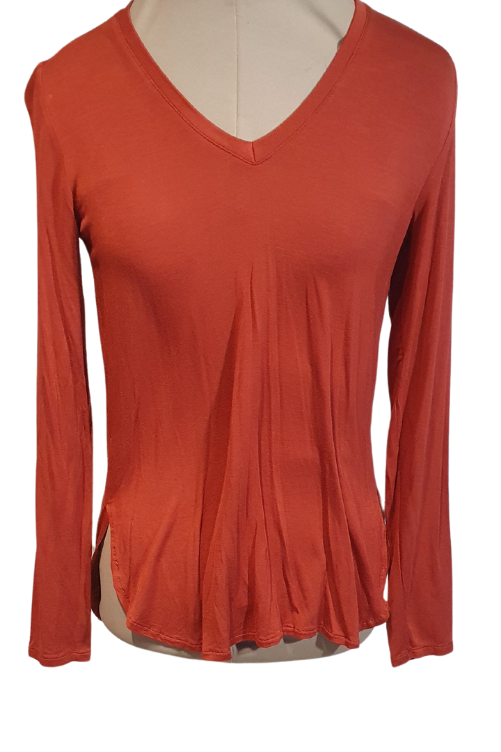 EDITION WINE LONG SLEEVE TOP WITH LOWER SIDE SLITS FLOW